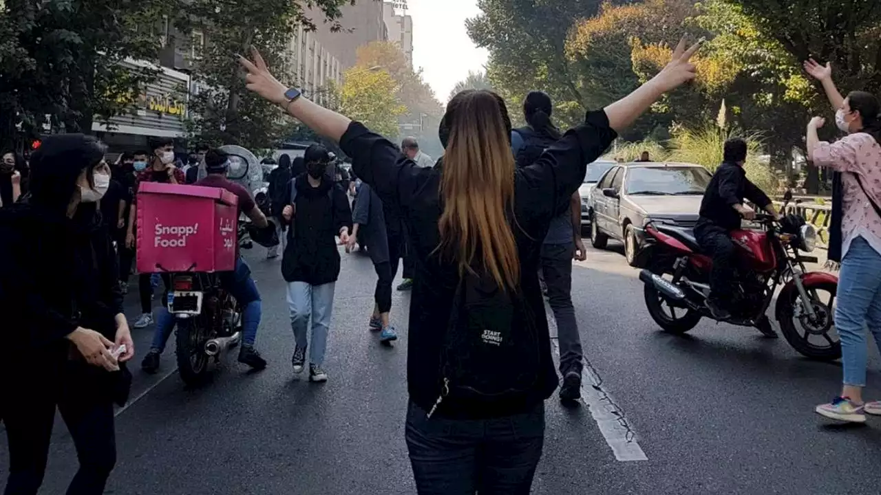 Iran-Proteste: Demonstrierende werfen Molotow-Cocktails