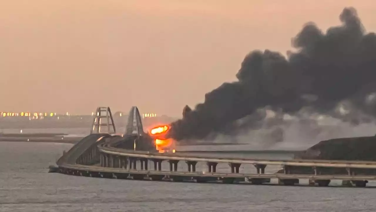 Krim-Brücke nach Explosion schwer beschädigt