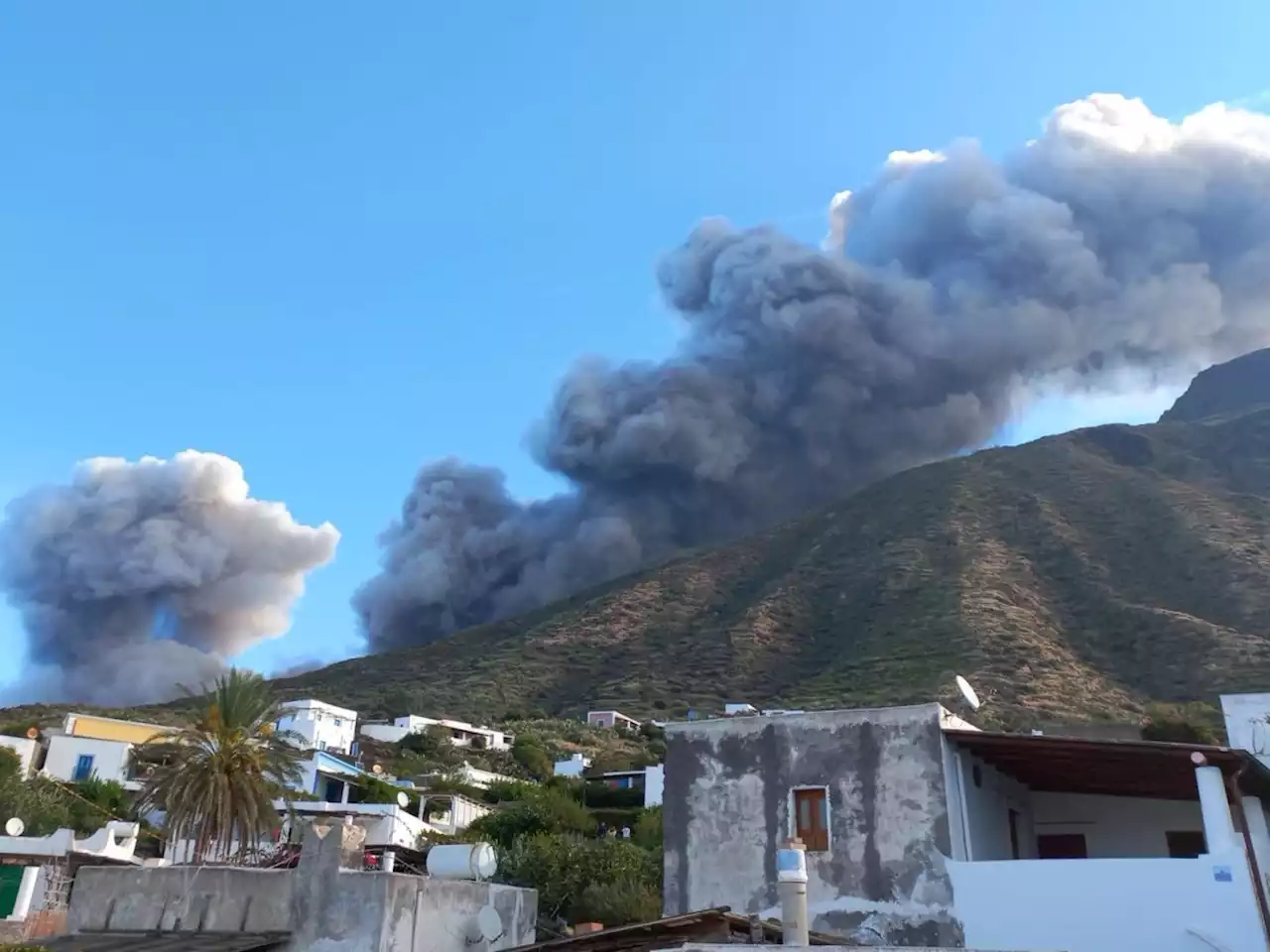 A Stromboli eruzione in corso, crollo parziale della terrazza craterica - Cronaca