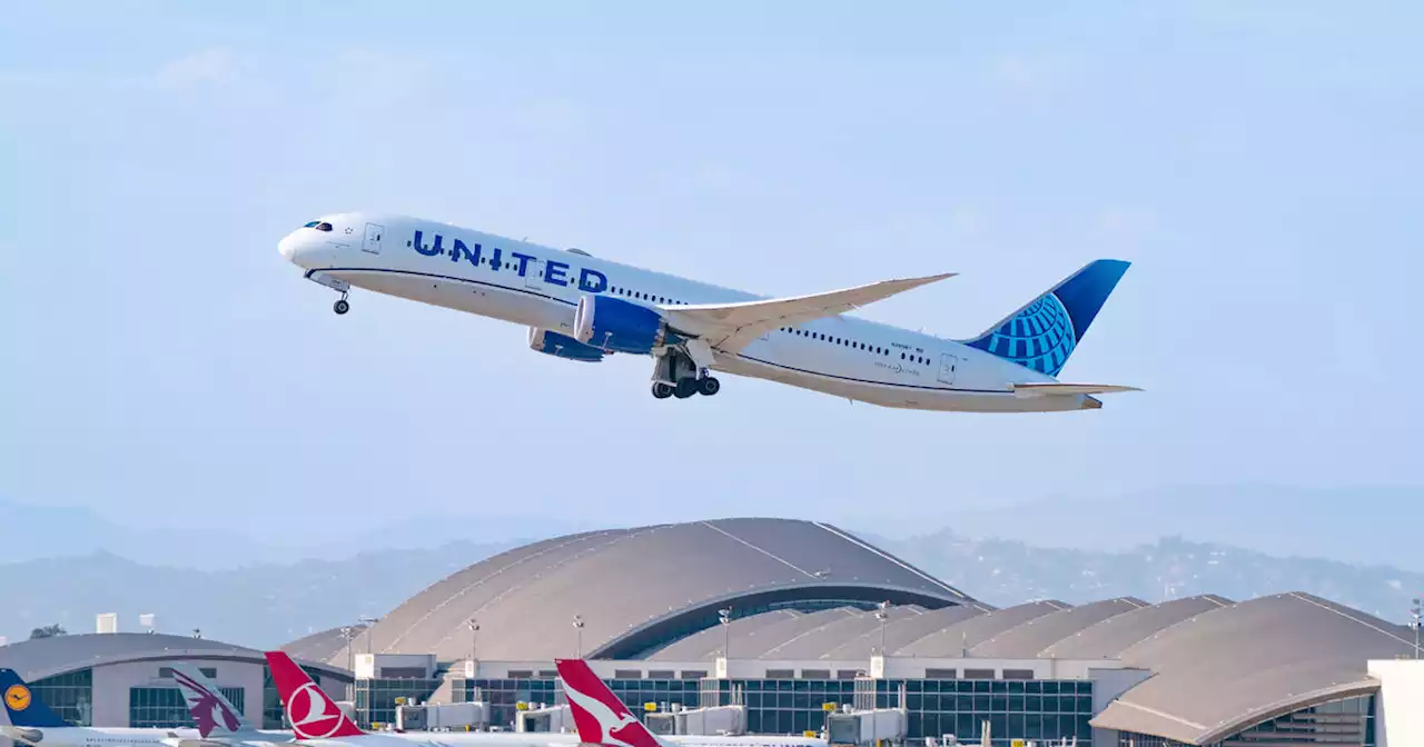 Man charged with assaulting flight attendants, breaking part of bathroom door during chaotic United Airlines flight