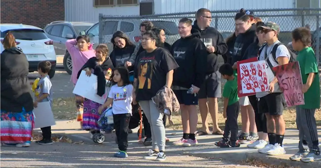 Saskatoon youth organize a community walk in honour of Brandon Applegate | Globalnews.ca