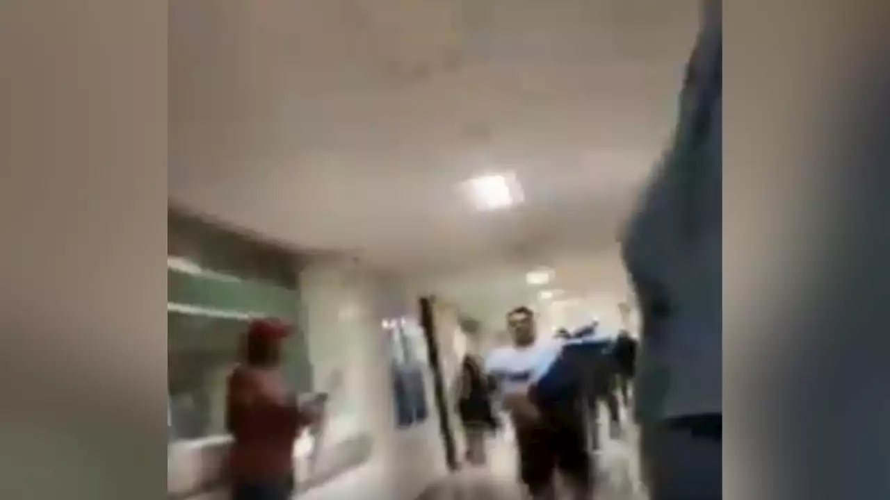 VIDEO | Estudiantes intoxicados en una secundaria de Chiapas ingresan al hospital entre angustia y miedo