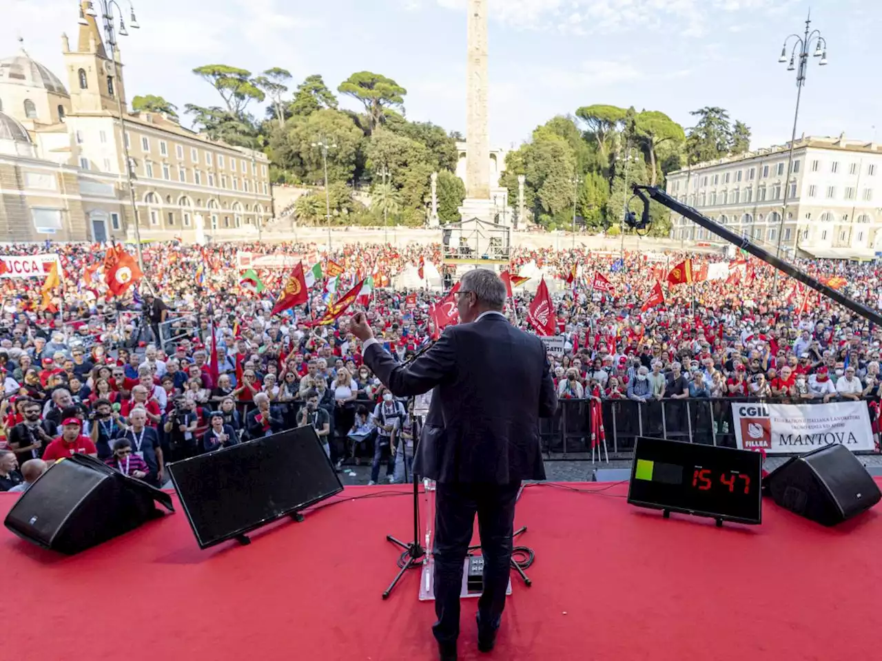 'We love Gazprom'. Nella piazza della Cgil spunta il cartello pro Putin contro gli Usa