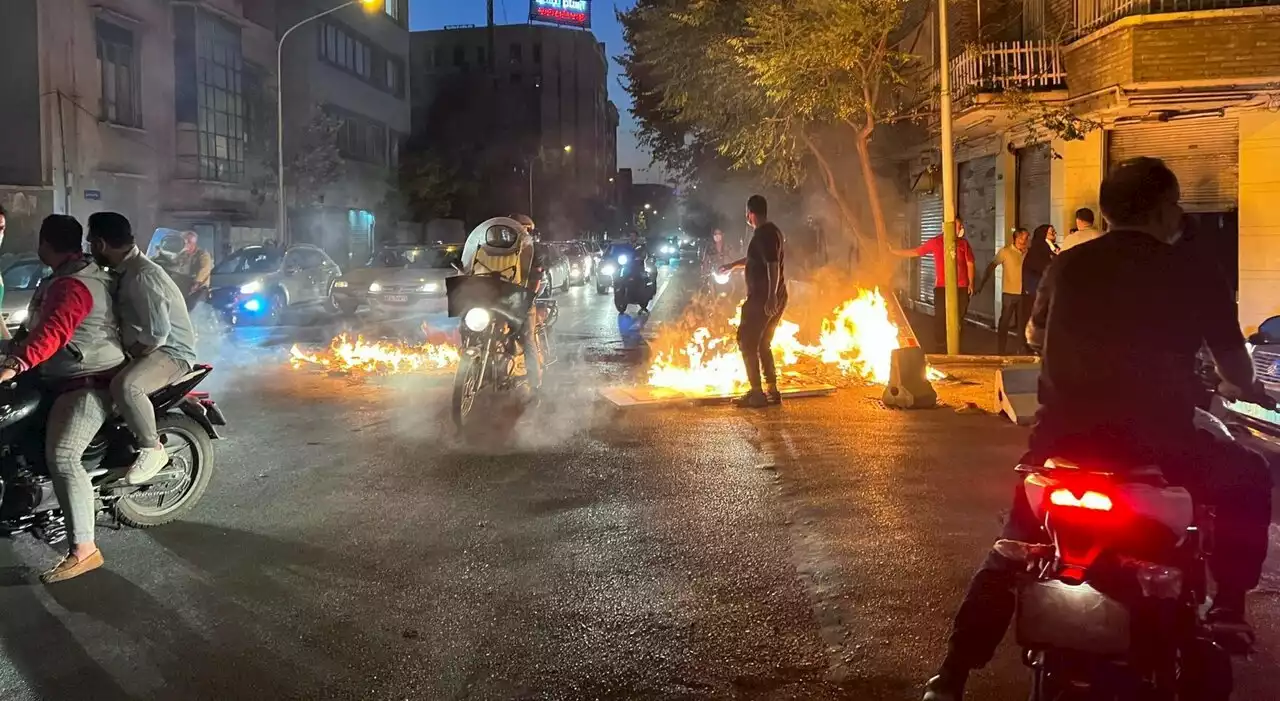 Iran, proteste arrivate alla quarta settimana: studenti arrestati a scuola