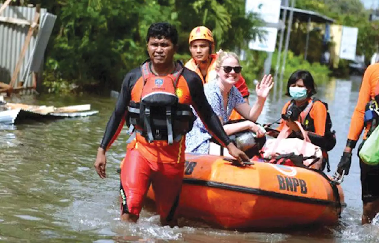 Bali Banjir, Tiga Tewas Terperosok ke Jalan, Puluhan Wisman Terjebak