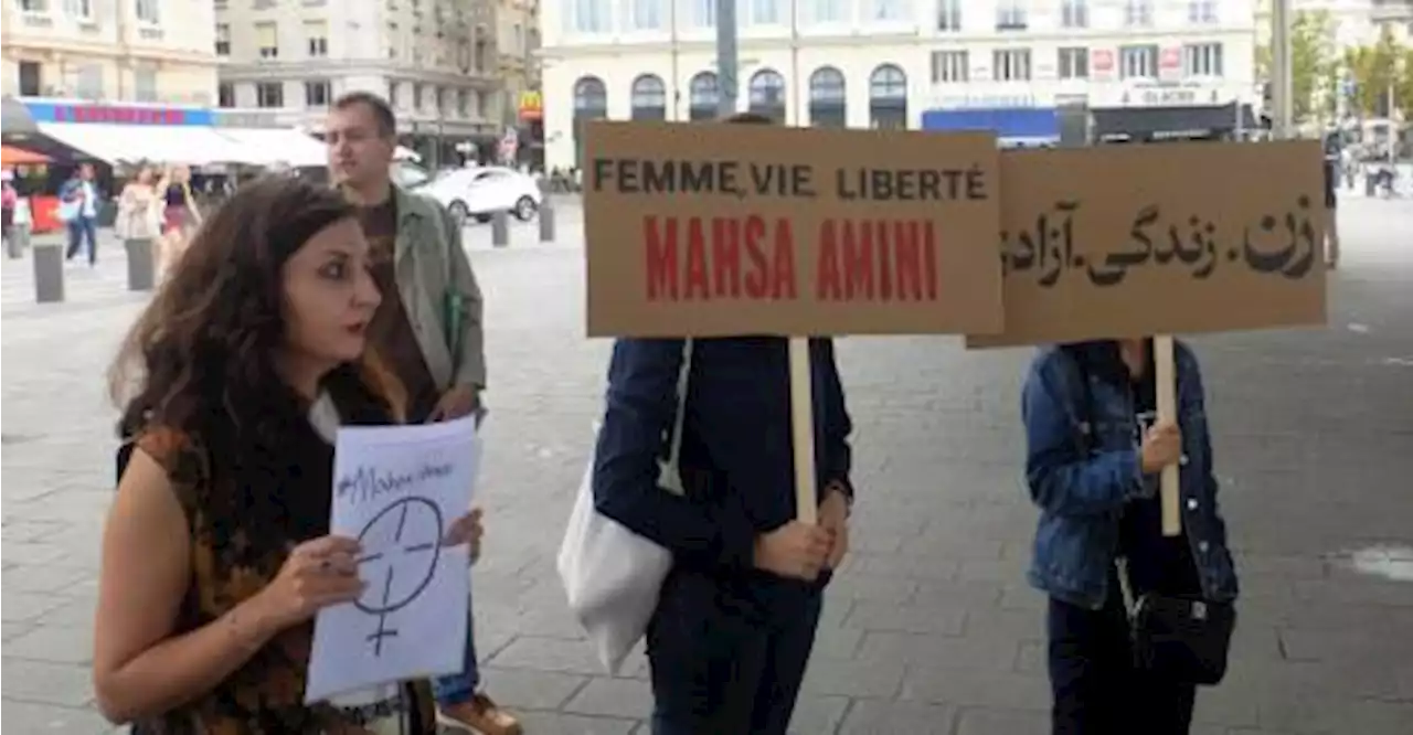 Un soutien au peuple iranien sous l’ombrière du Vieux-Port