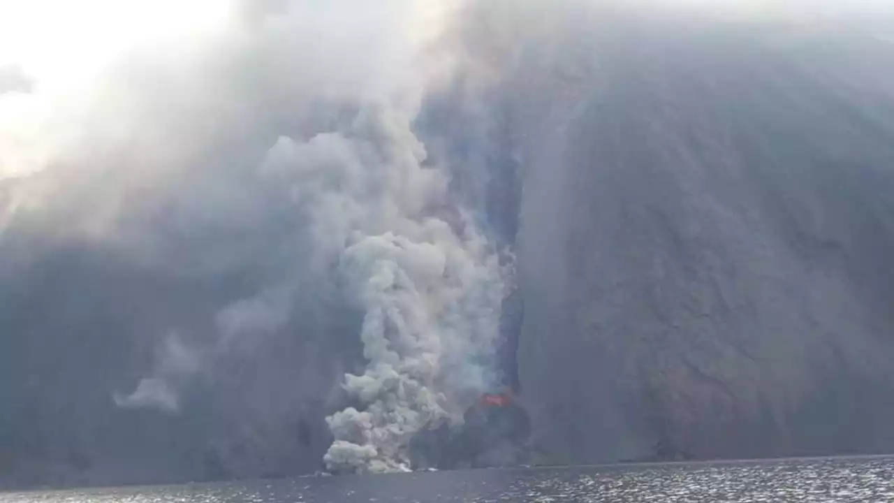 Eruzione a Stromboli, le autorità: “Non uscite di casa”. Alzato il livello di allerta da giallo ad arancione