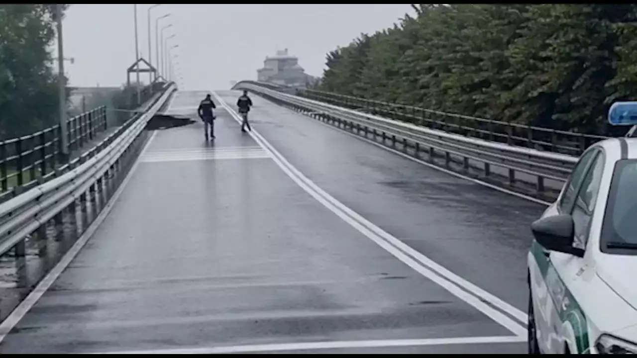 Novara, la voragine sul ponte che ha inghiottito un'automobilista: le immagini ravvicinate