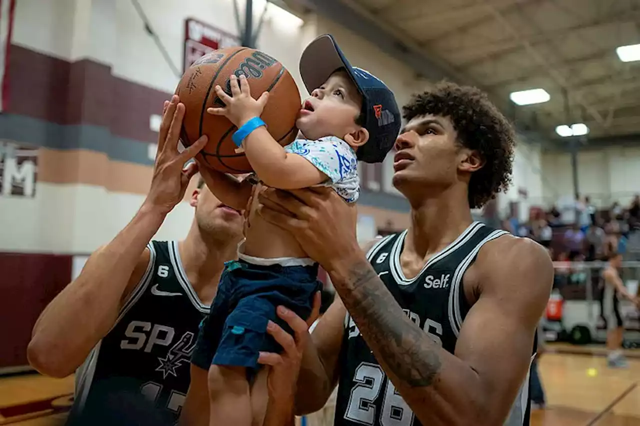 Los Spurs llevan apoyo a una comunidad luego de una tragedia