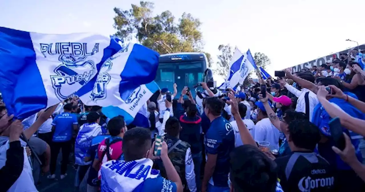 Afición le llevó serenata al Puebla; en Chivas se alejaron de sus fans