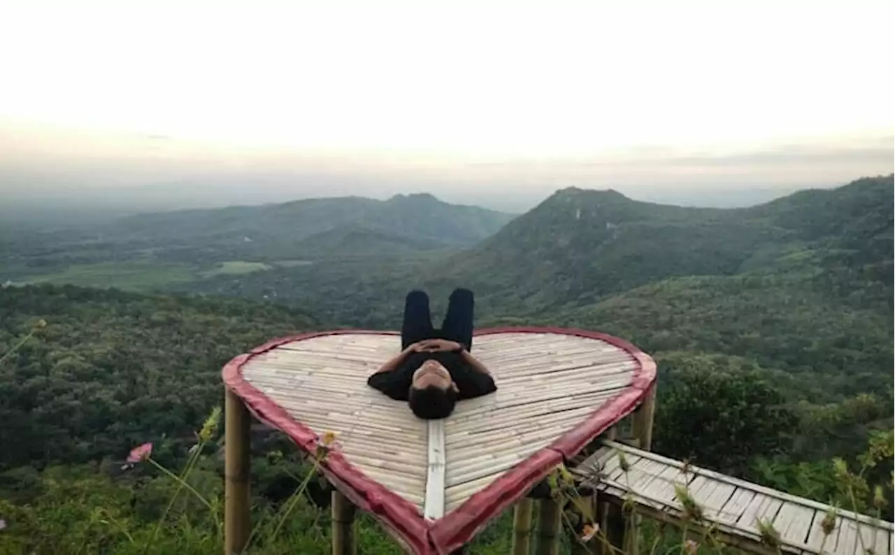 Menikmati Keindahan Barisan Bukit yang Berjejer Rapi di Bukit Secokro Wonogiri