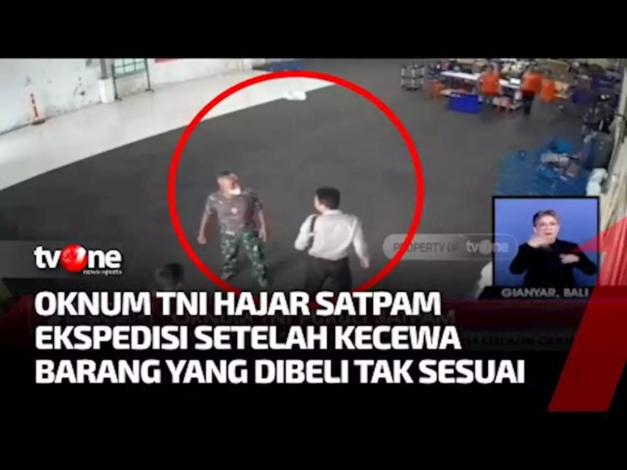 Kecewa Beli Barang Tidak Sesuai, Oknum TNI Tinju Petugas Keamanan - tvOne