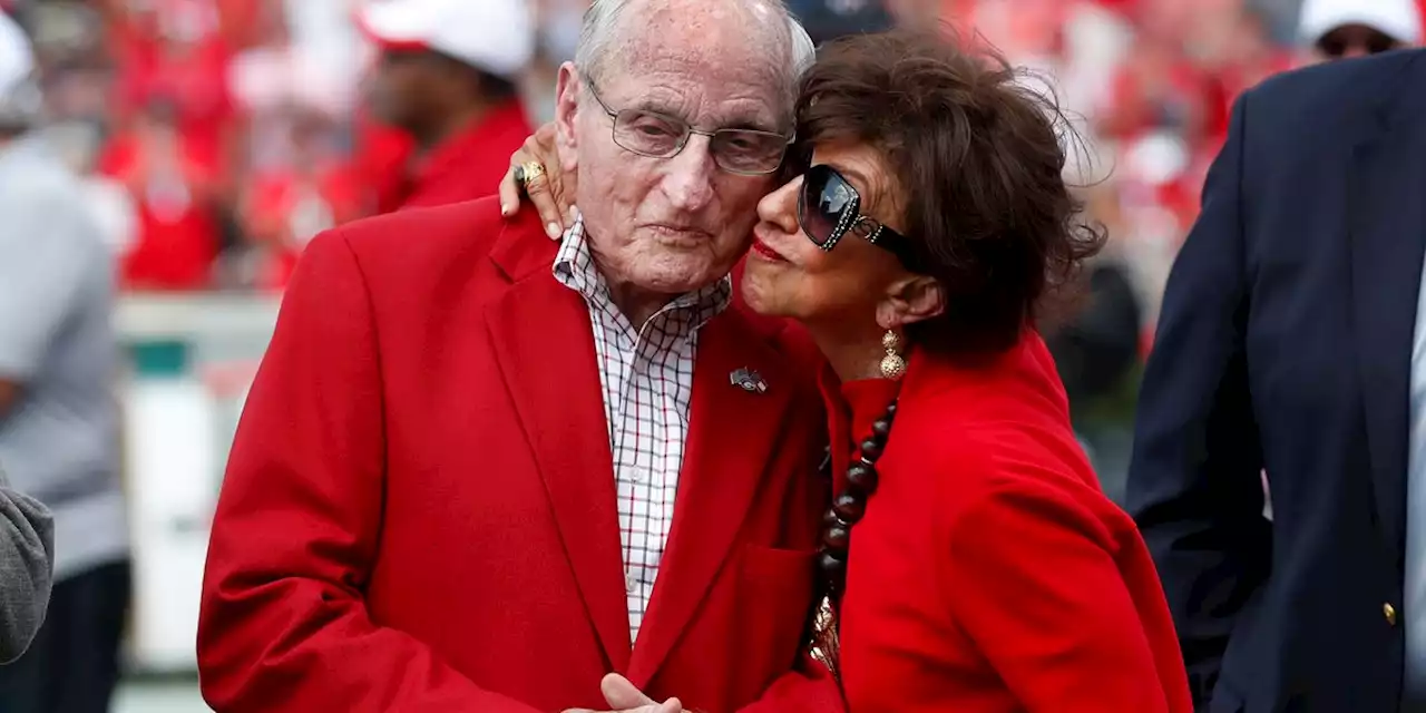 Former Georgia coach Vince Dooley hospitalized with COVID-19