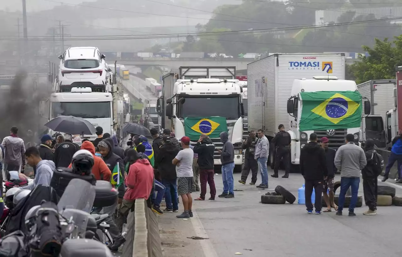 Les blocages s’intensifient, deux jours après la défaite de Bolsonaro