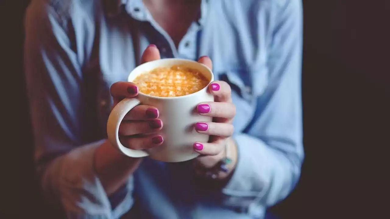 Elle profite de ses vacances, jusqu'à ce qu'un simple café fasse tout basculer