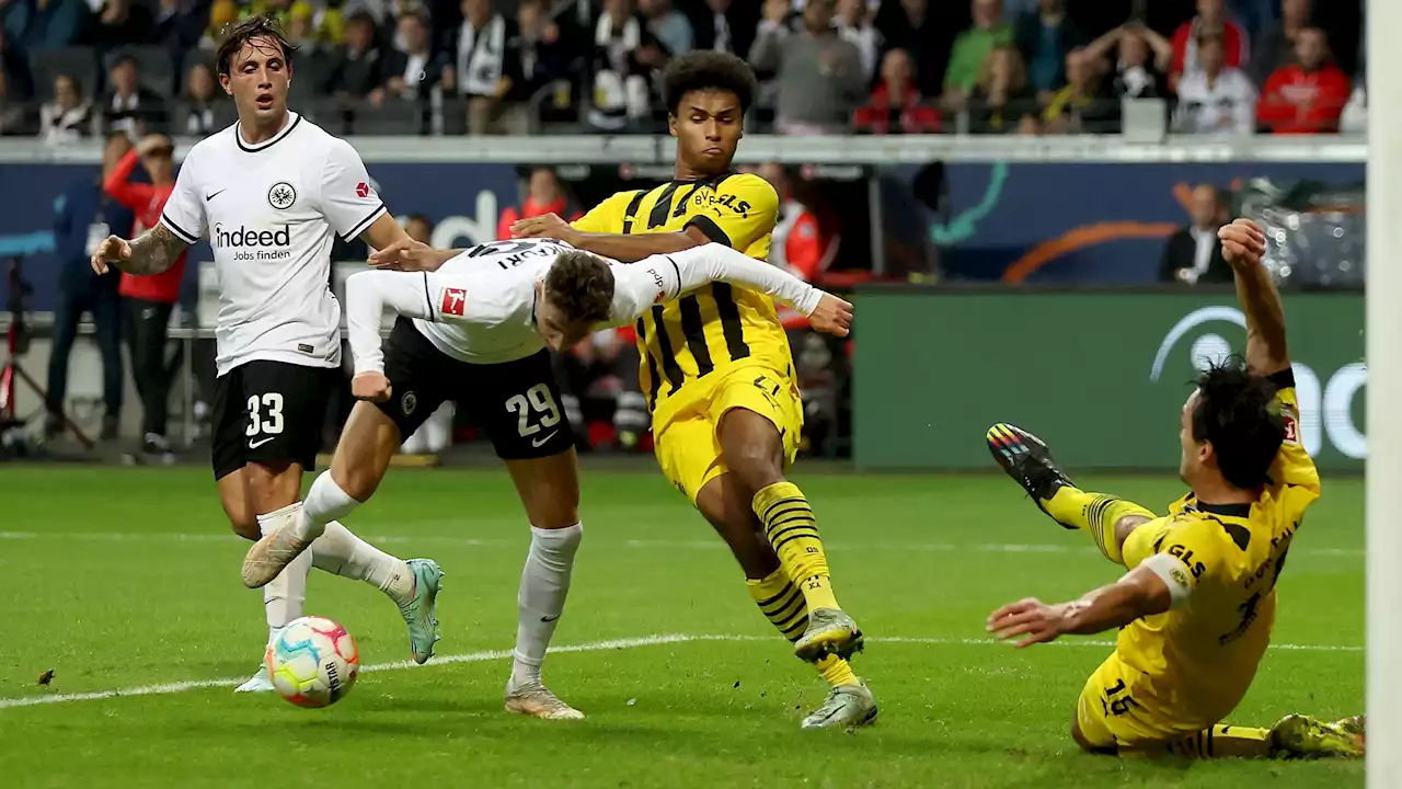 Karim Adeyemi von Borussia Dortmund gesteht Foul an Frankfurts Jesper Lindström