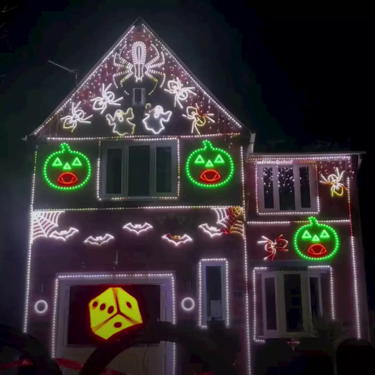 Hundreds descend on street to watch amazing Halloween house light up