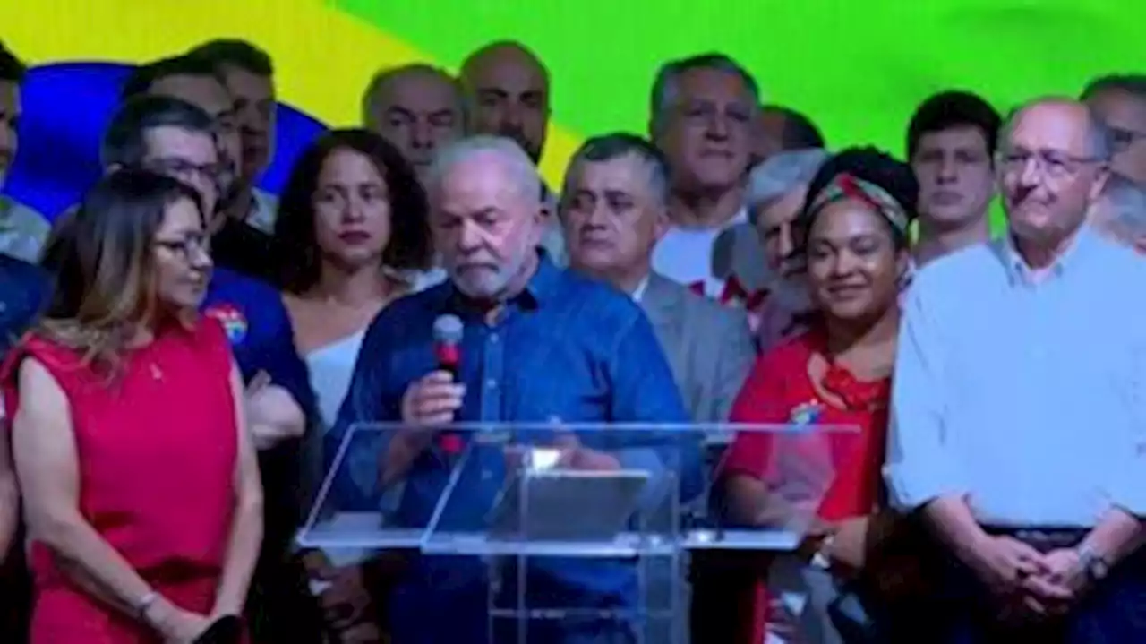 Deputado que teve assessor preso com dinheiro na cueca fica ao lado de Lula em discurso