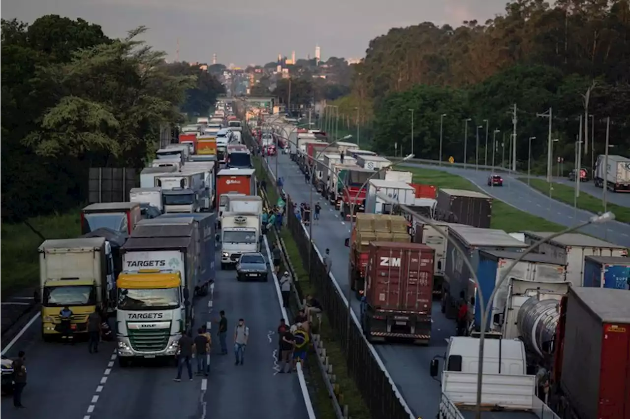 Bolsonaro prolonga silêncio inédito após derrota enquanto caminhoneiros protestam contra vitória de Lula