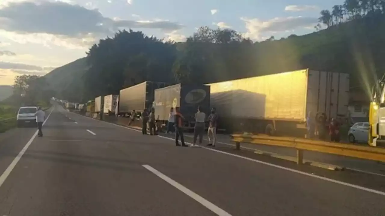 SP: PM desfaz 10 pontos de bloqueios de caminhoneiros em rodovias estaduais