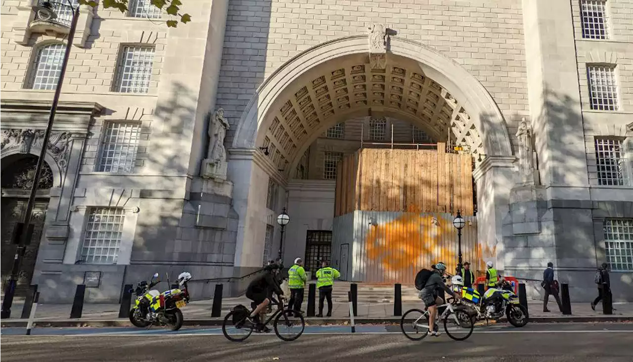 Member of public tackles Just Stop Oil protester in Westminster, ignoring police advice