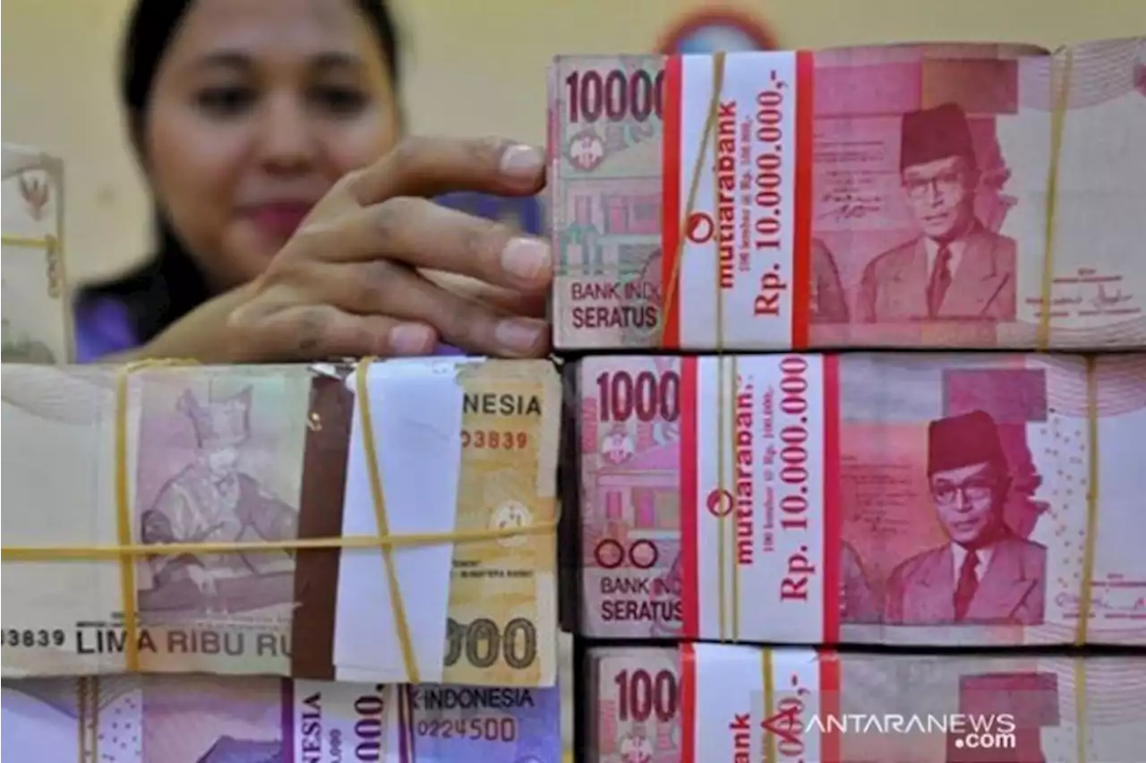 Rupiah merosot, pasar pantau rilis data inflasi AS