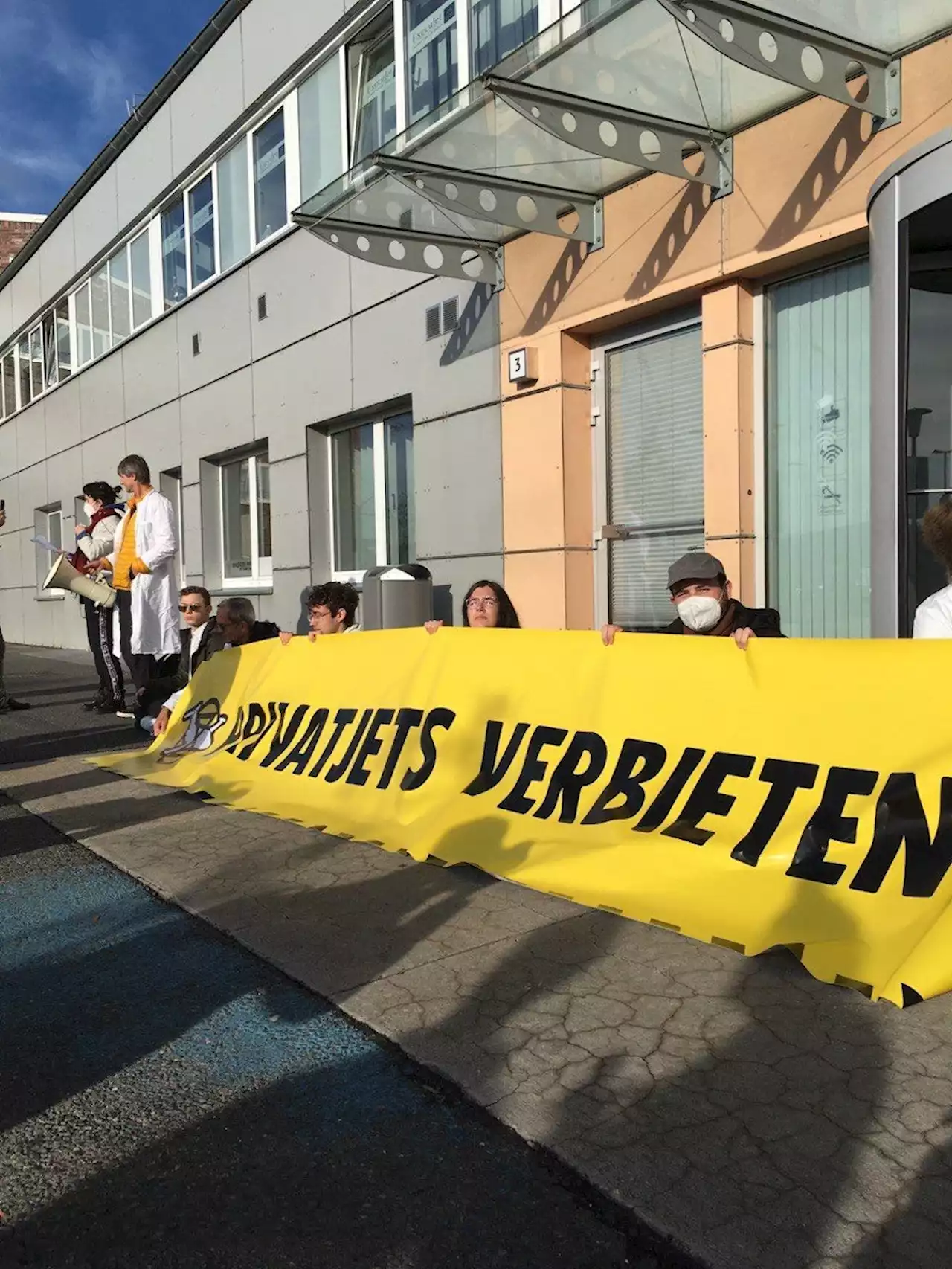 Klima-Aktivisten blockieren Privatjets in Berlin-Schönefeld