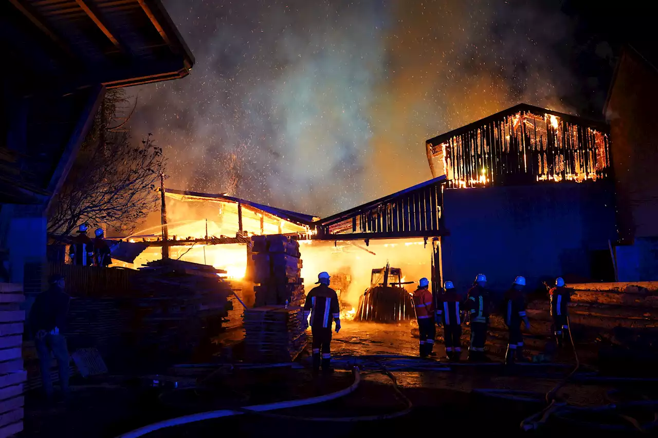 Gemünden: Feuerwehr versucht 'fieberhaft' Großbrand zu bekämpfen