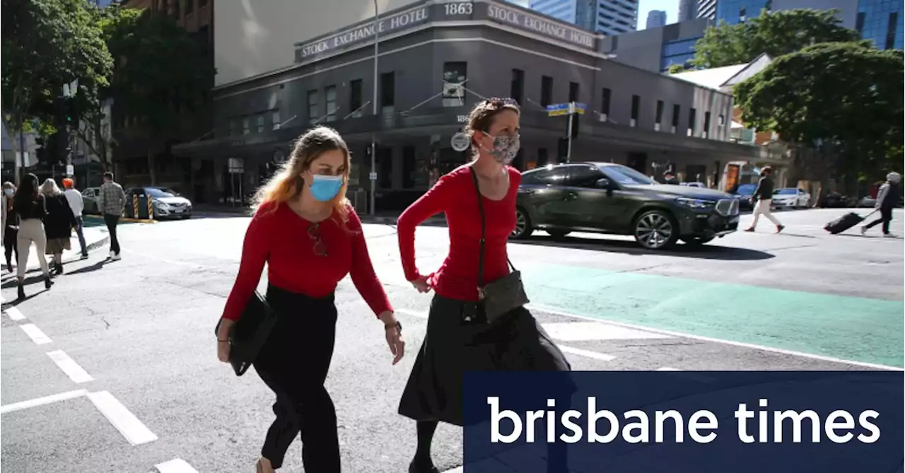 Masks back on: COVID wave shifts Queensland from green to amber state