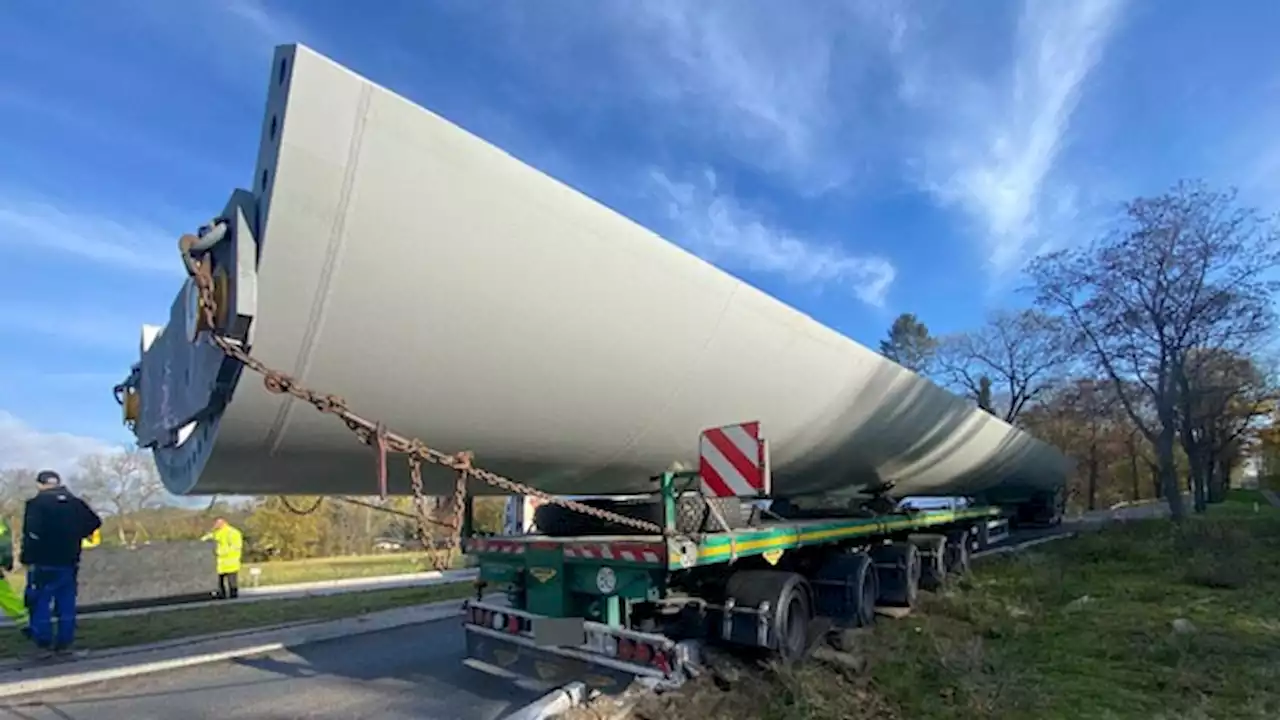 Lichtenow: Lkw mit Windrad-Bauteil blockiert B1