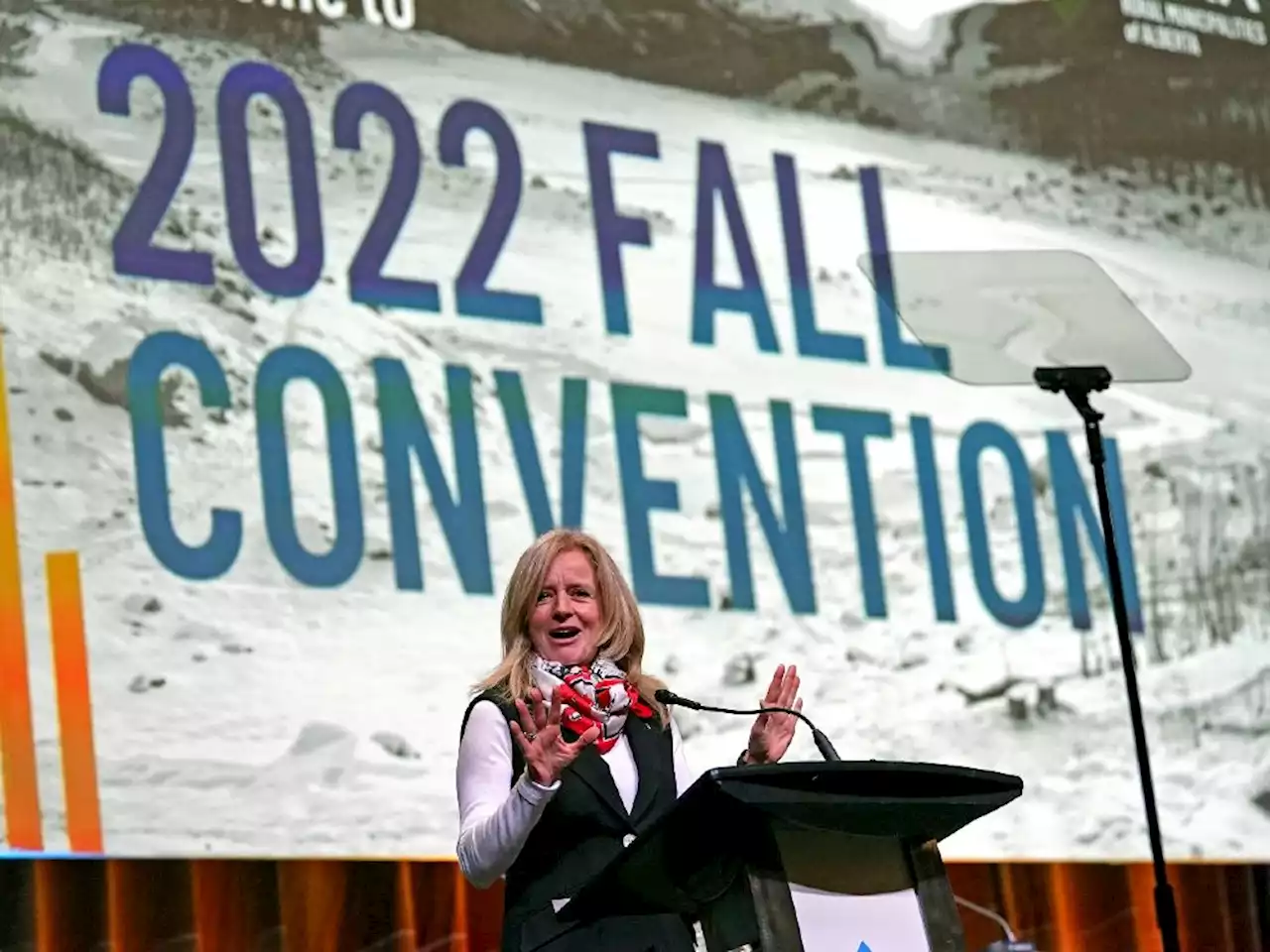 Rachel Notley promises to resolve unpaid oil and gas taxes at Rural Municipalities of Alberta meeting