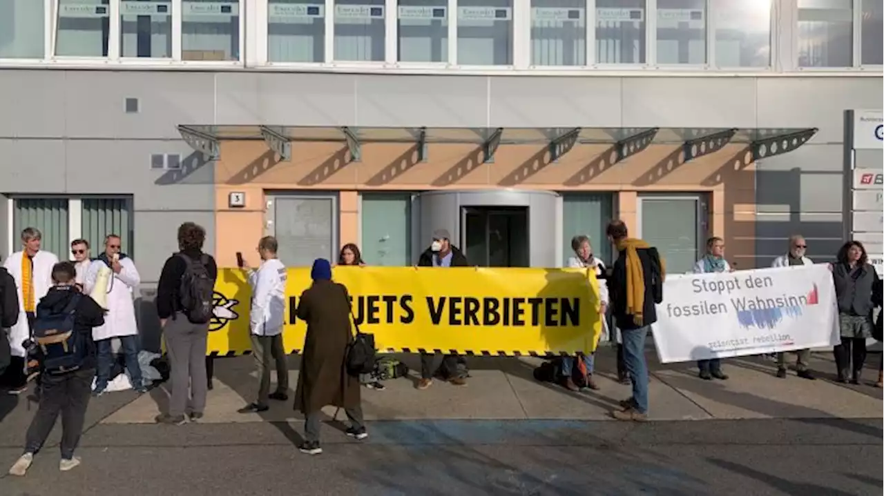 Klimaaktivisten blockieren Privatjet-Terminal am BER