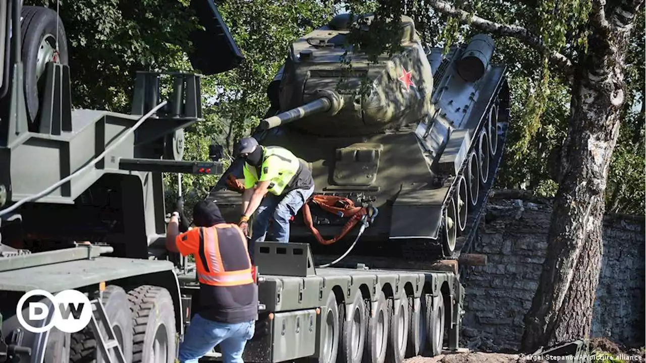 В Эстонии одобрили законы для демонтажа советских памятников – DW – 10.11.2022