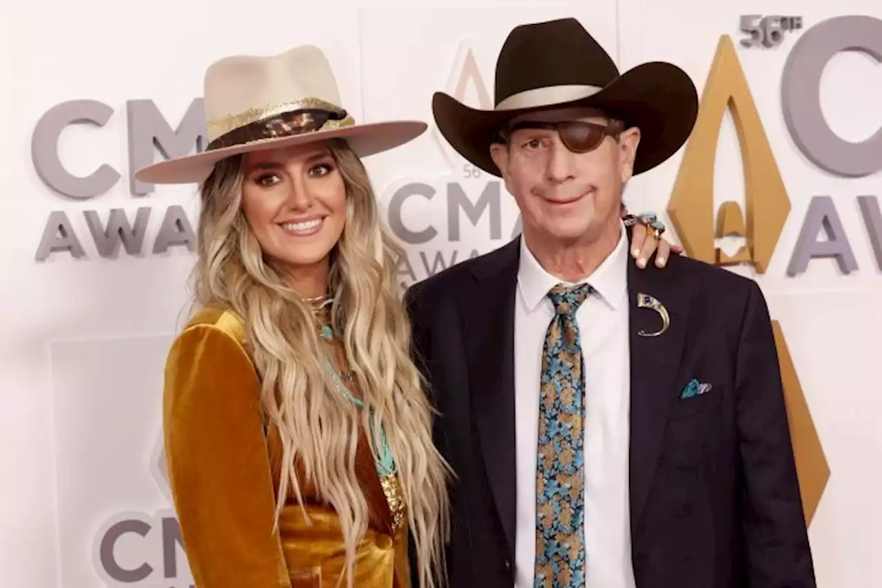 Lainey Wilson Brings Dad Brian To CMA Awards Following Stroke