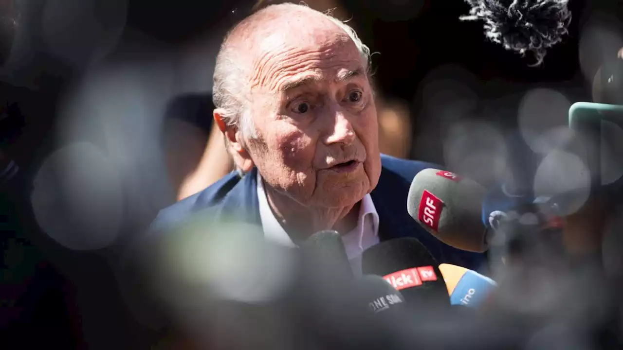 Joseph Blatter pide ayudar a víctimas en la construcción de estadios en Qatar