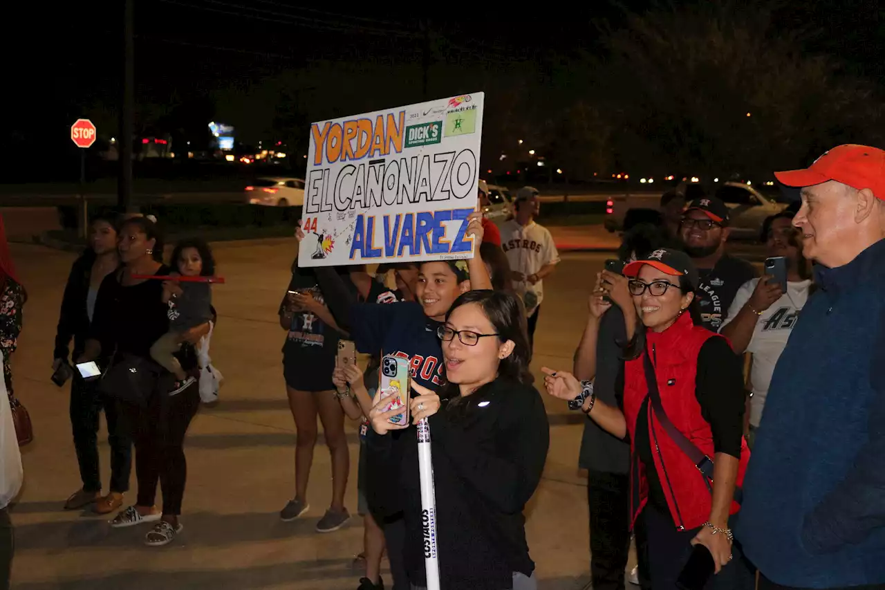 Hundreds pack store near Baybrook Mall for a chance to meet Astros star Yordan Alvarez