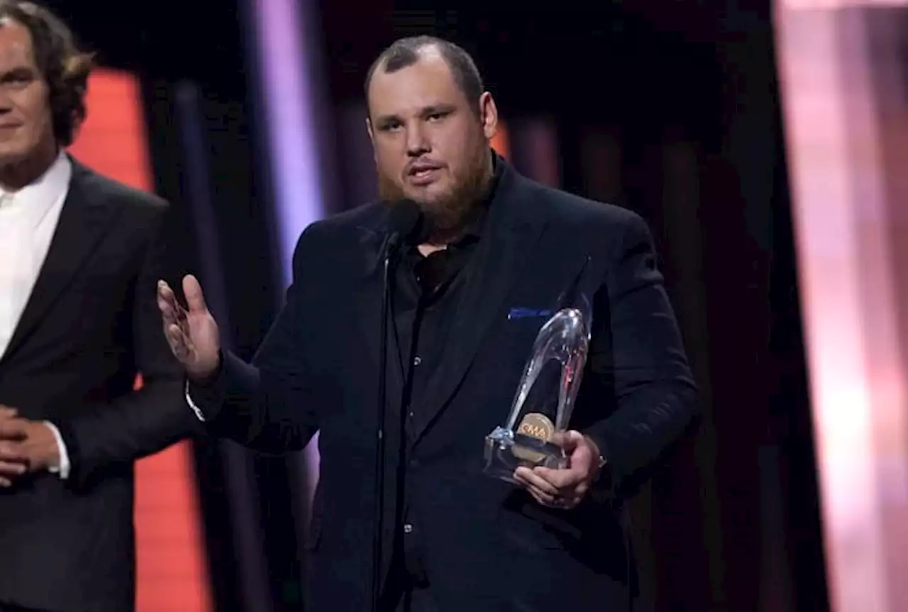 Luke Combs tops CMA Awards; Loretta Lynn, Lewis honored