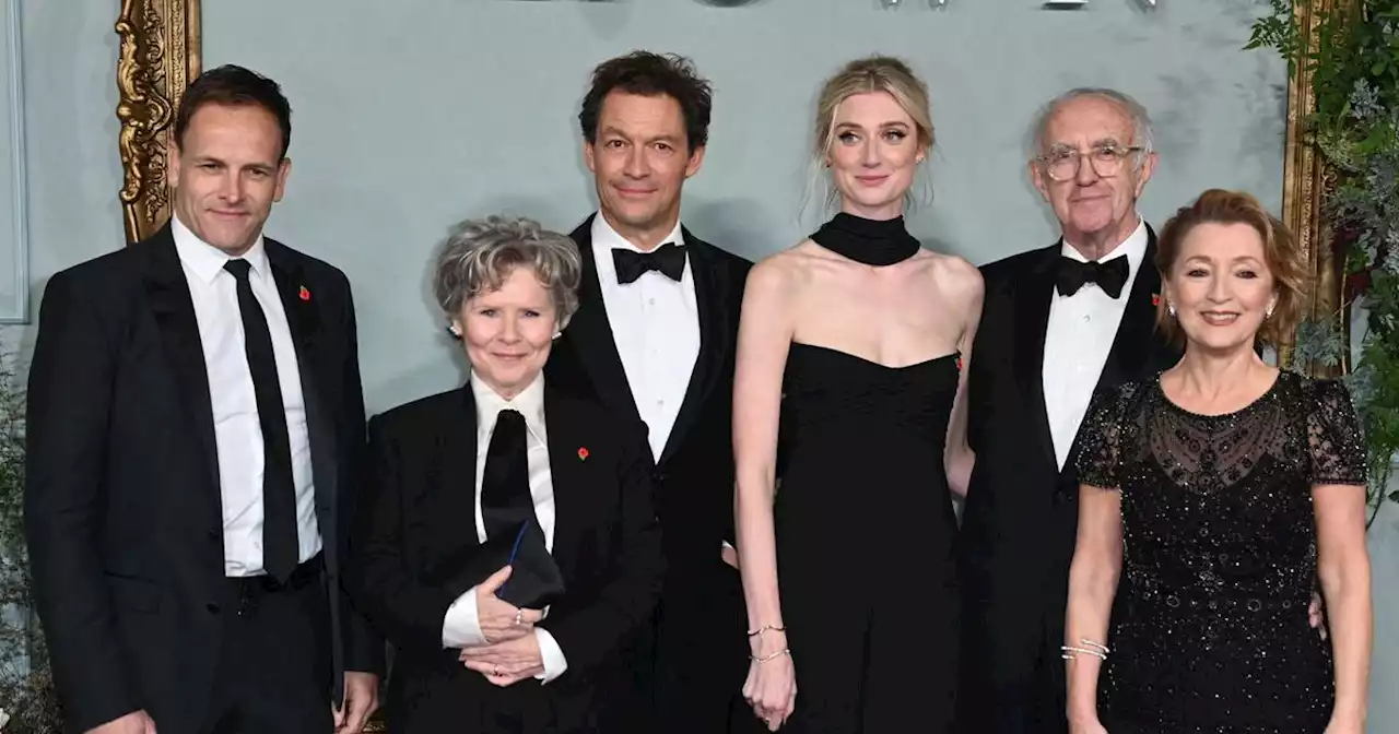 Tous en noir : le tapis rouge austère du casting de The Crown à Londres