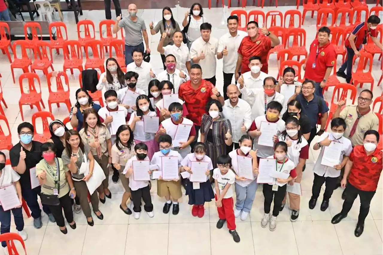 San Juan City gov't recognizes student achievers, distributes cash incentives