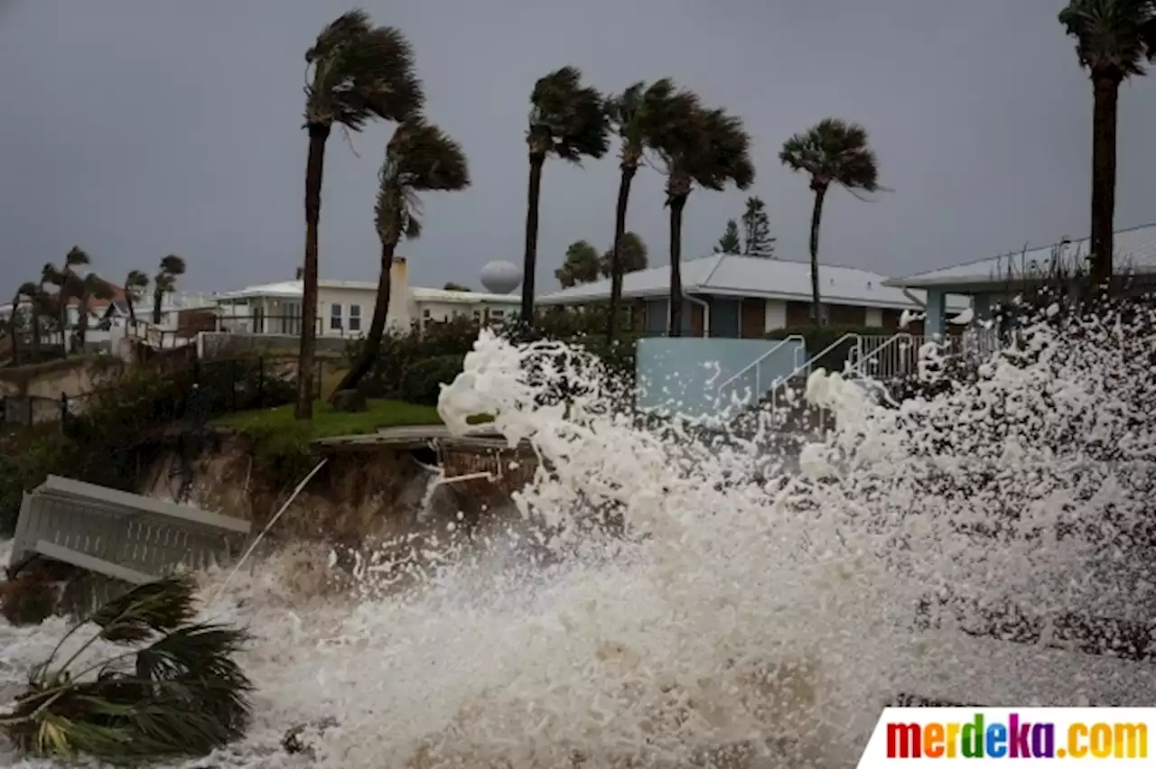 Foto : Amukan Badai Nicole dengan Gelombang Ombak Berbahaya Menghantam Florida | merdeka.com