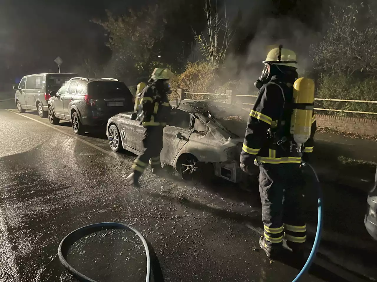 In Hamburg: BMW geht in Flammen auf – Polizei fahndet nach Brandstifter