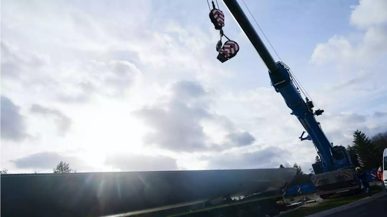 Lkw mit Windrad-Bauteil blockiert B1: Bergung zieht sich hin