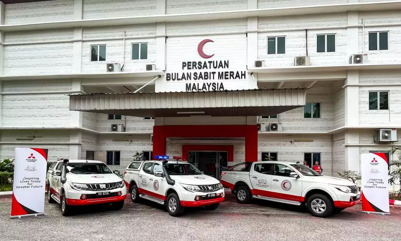 MMM serah 3 trak pikap Mitsubishi Triton buat Persatuan Bulan Sabit Merah untuk bantuan banjir - paultan.org