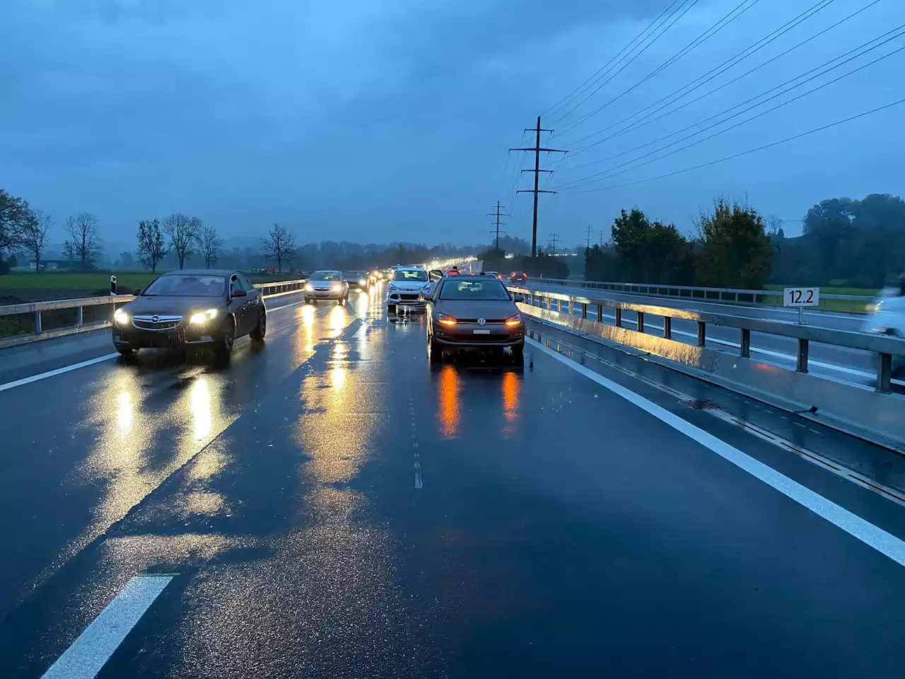 Kanton Zug / Autobahn A14: Unvorsichtig und unaufmerksam – drei Verkehrsunfälle