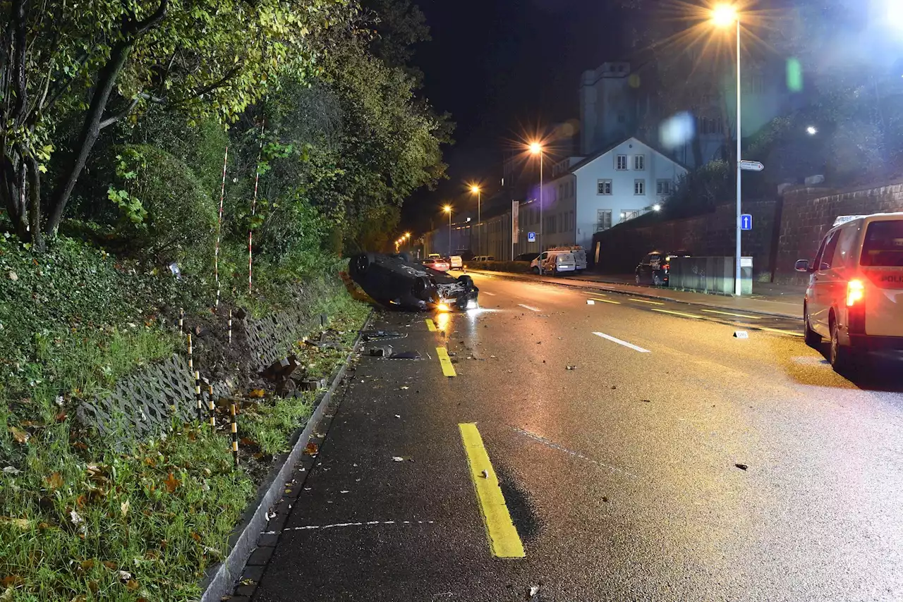 Thalwil ZH: Zwei Verletzte nach Selbstunfall mit Personenwagen – Zeugenaufruf