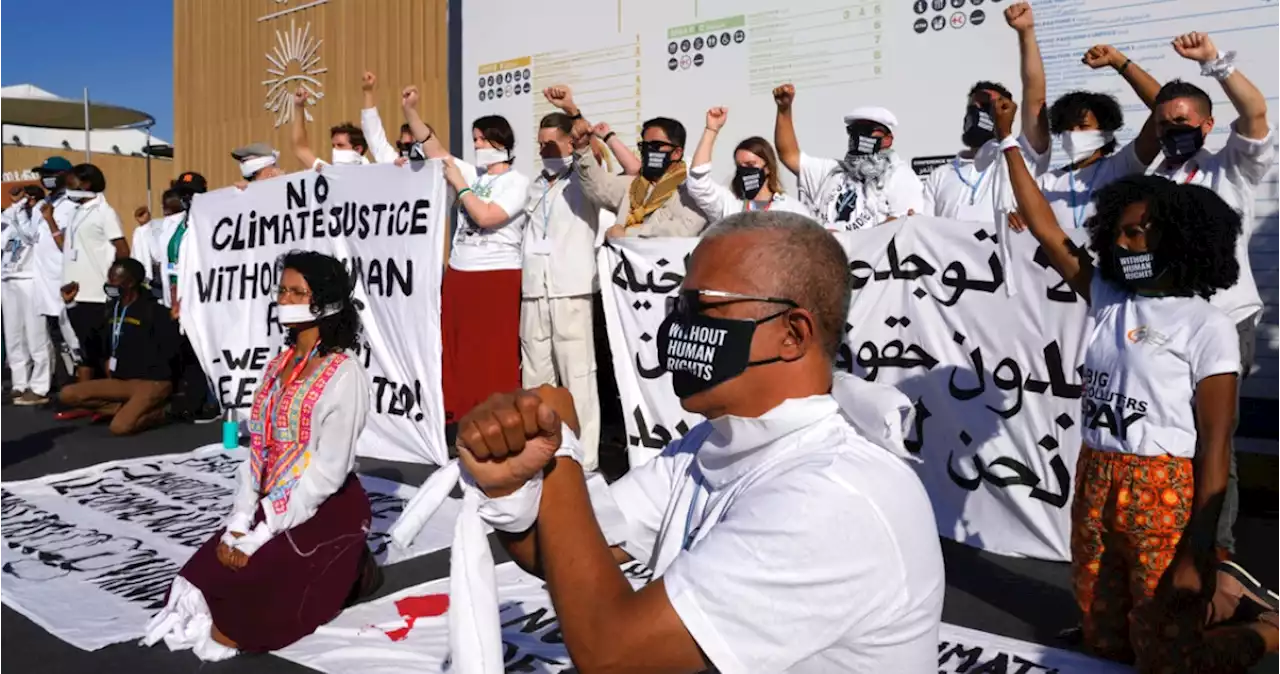 Activistas protestan contra patrocinadores de la COP27, cumbre climática de la ONU