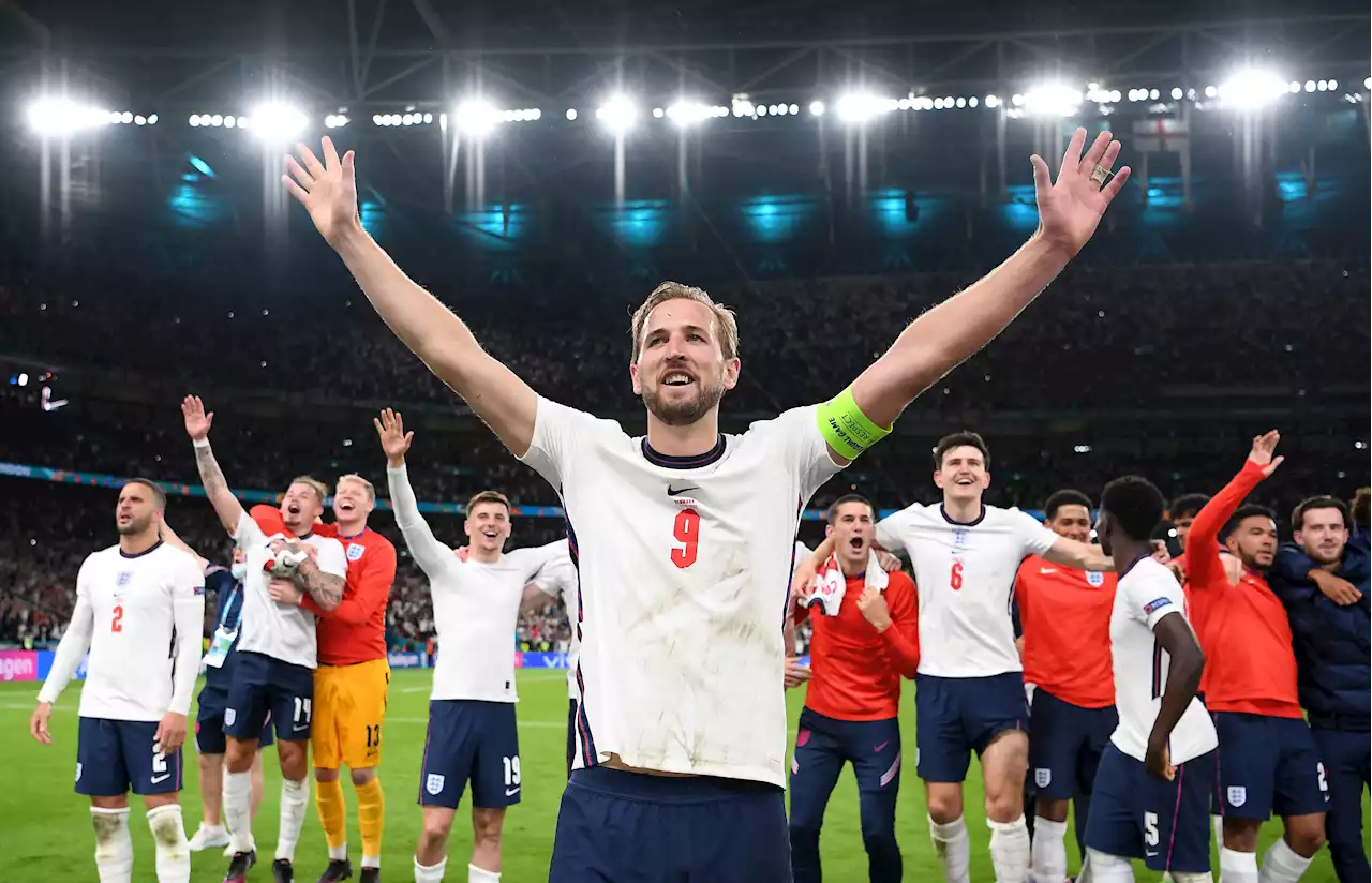 Hurst wants England's midfield to ease Kane goal pressure at 2022 World Cup