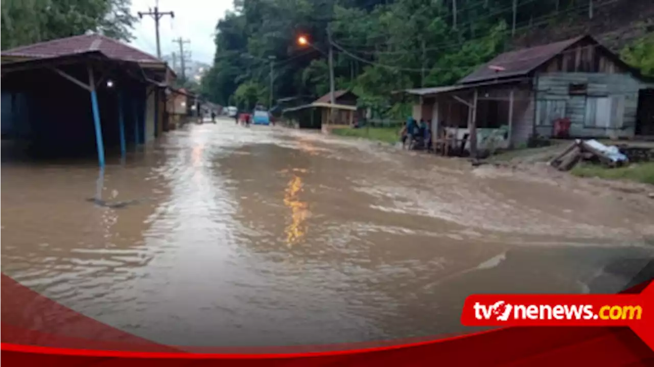 Ruas Jalan Lintas Sumatera di Tapanuli Selatan Terendam Banjir