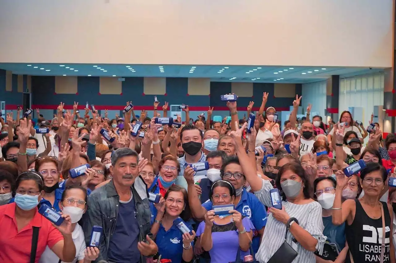 450 senior citizens get free eyeglasses in Valenzuela City