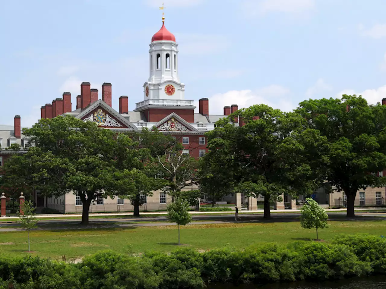 As Harvard's endowment abandons fossil fuels, oil-rich University of Texas catches up